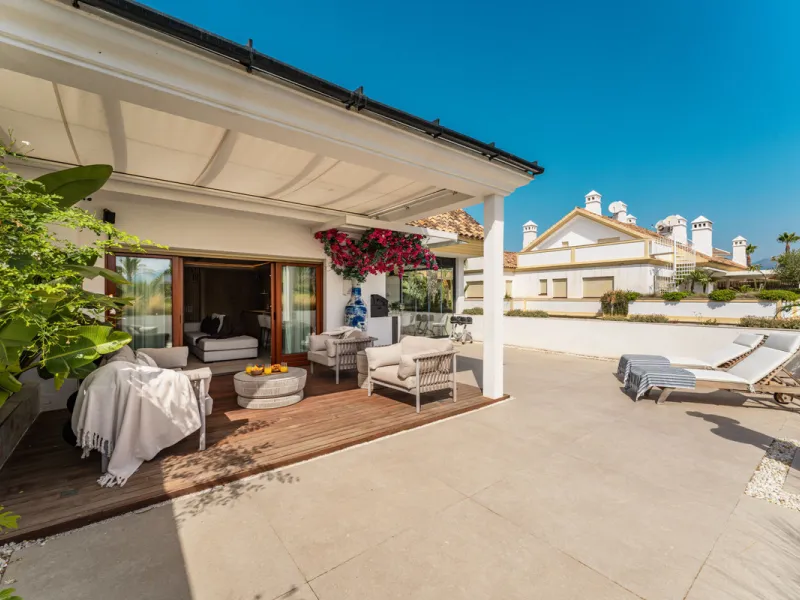 Luxurious three-bedroom duplex Penthouse with en-suite bathrooms for sale in Las Lomas del Rey, a secure and prestigious urbanisation ideally located on Marbella's exclusive Golden Mile. Built in 2006 and recently renovated, this elegant property combines