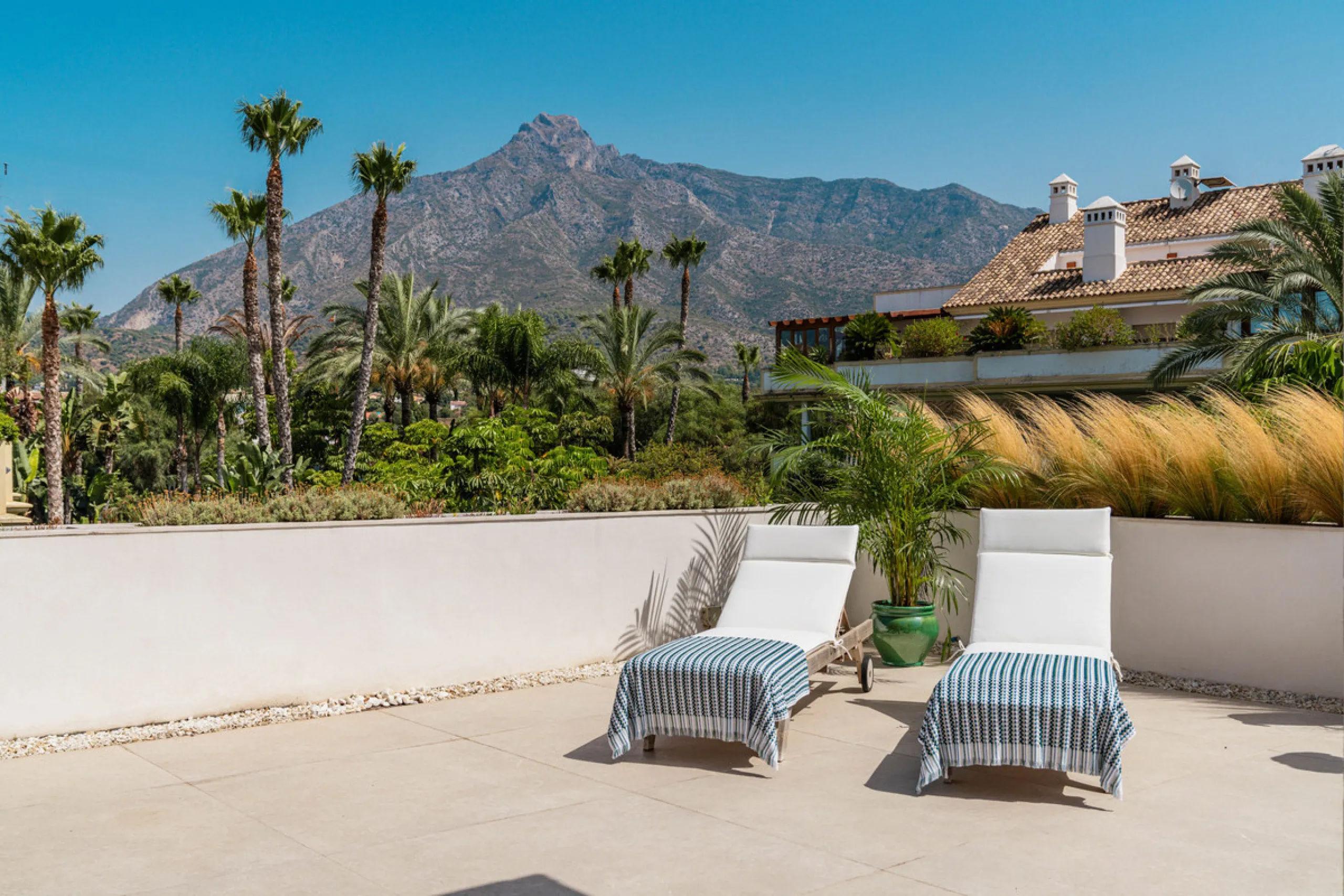 Luxurious three-bedroom duplex Penthouse with en-suite bathrooms for sale in Las Lomas del Rey, a secure and prestigious urbanisation ideally located on Marbella's exclusive Golden Mile. Built in 2006 and recently renovated, this elegant property combines