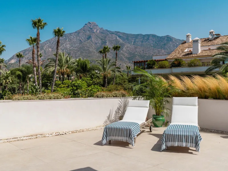 Luxurious three-bedroom duplex Penthouse with en-suite bathrooms for sale in Las Lomas del Rey, a secure and prestigious urbanisation ideally located on Marbella's exclusive Golden Mile. Built in 2006 and recently renovated, this elegant property combines
