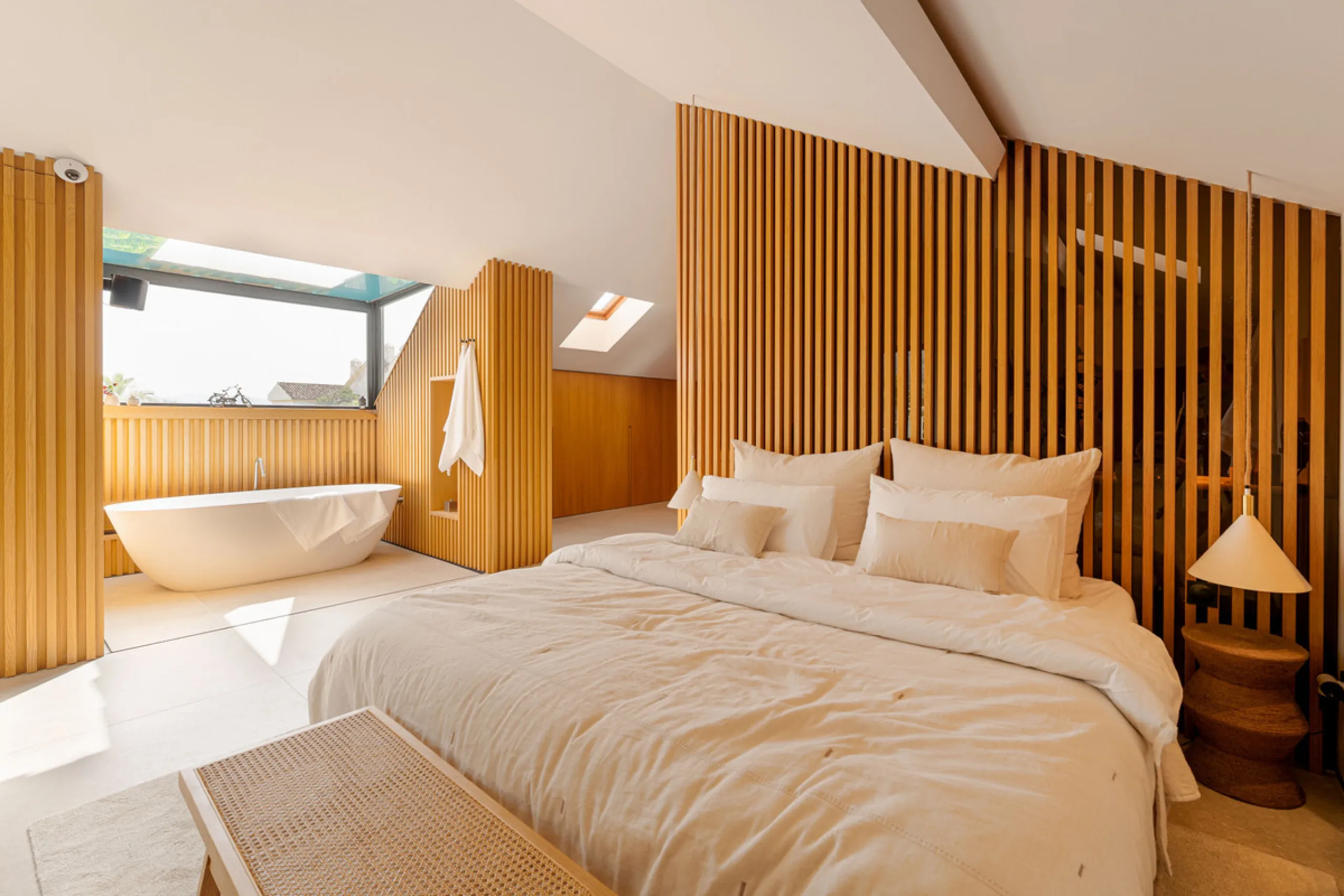 Luxurious three-bedroom duplex Penthouse with en-suite bathrooms for sale in Las Lomas del Rey, a secure and prestigious urbanisation ideally located on Marbella's exclusive Golden Mile. Built in 2006 and recently renovated, this elegant property combines