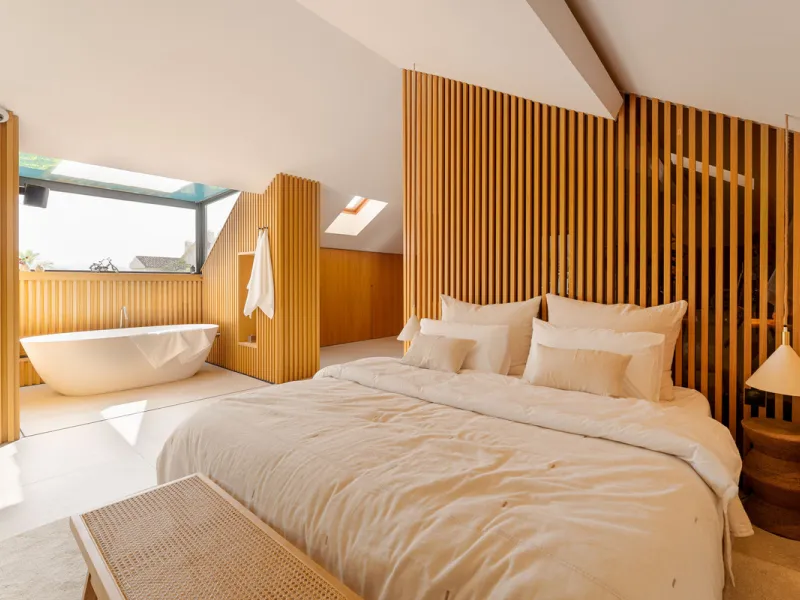 Luxurious three-bedroom duplex Penthouse with en-suite bathrooms for sale in Las Lomas del Rey, a secure and prestigious urbanisation ideally located on Marbella's exclusive Golden Mile. Built in 2006 and recently renovated, this elegant property combines