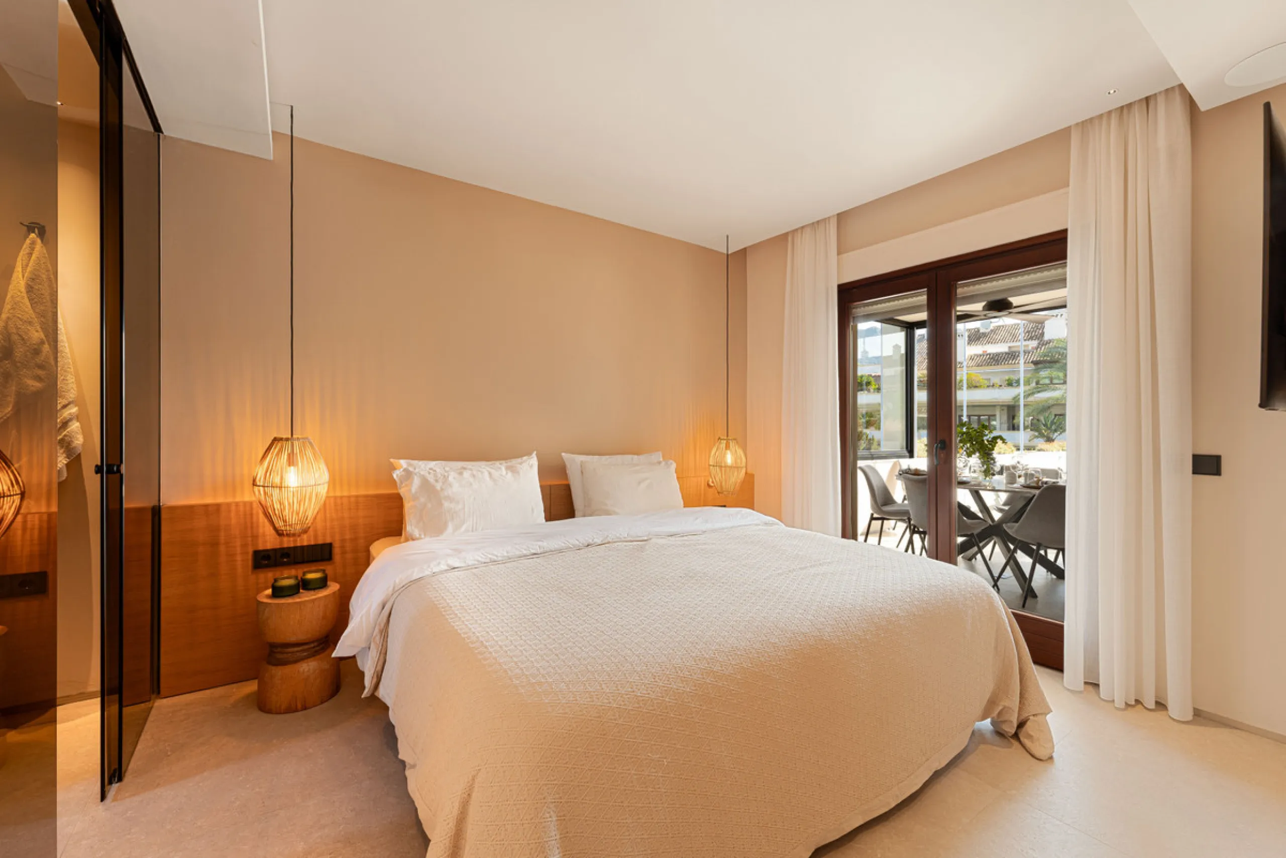 Luxurious three-bedroom duplex Penthouse with en-suite bathrooms for sale in Las Lomas del Rey, a secure and prestigious urbanisation ideally located on Marbella's exclusive Golden Mile. Built in 2006 and recently renovated, this elegant property combines