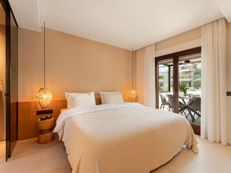 Luxurious three-bedroom duplex Penthouse with en-suite bathrooms for sale in Las Lomas del Rey, a secure and prestigious urbanisation ideally located on Marbella's exclusive Golden Mile. Built in 2006 and recently renovated, this elegant property combines