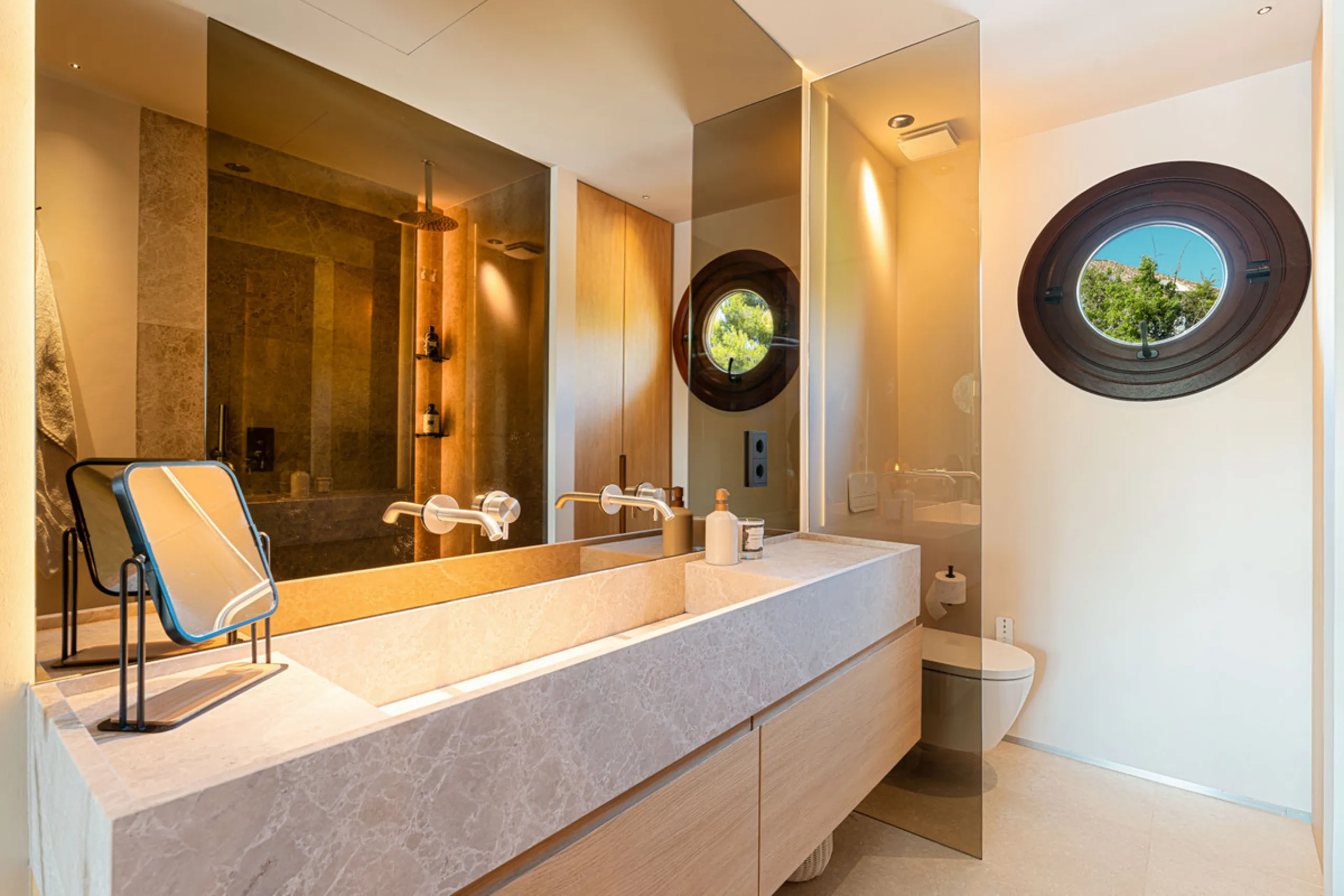 Luxurious three-bedroom duplex Penthouse with en-suite bathrooms for sale in Las Lomas del Rey, a secure and prestigious urbanisation ideally located on Marbella's exclusive Golden Mile. Built in 2006 and recently renovated, this elegant property combines