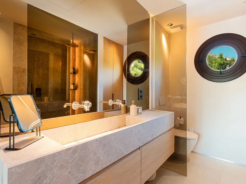 Luxurious three-bedroom duplex Penthouse with en-suite bathrooms for sale in Las Lomas del Rey, a secure and prestigious urbanisation ideally located on Marbella's exclusive Golden Mile. Built in 2006 and recently renovated, this elegant property combines