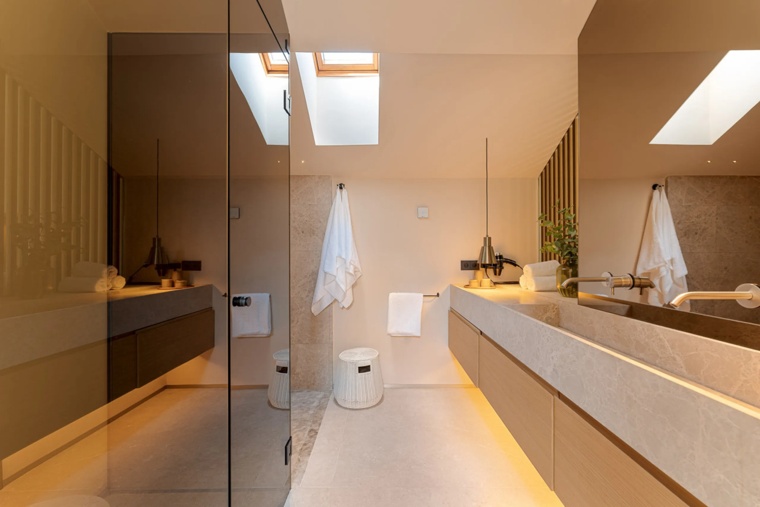 Luxurious three-bedroom duplex Penthouse with en-suite bathrooms for sale in Las Lomas del Rey, a secure and prestigious urbanisation ideally located on Marbella's exclusive Golden Mile. Built in 2006 and recently renovated, this elegant property combines