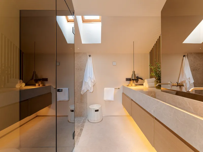 Luxurious three-bedroom duplex Penthouse with en-suite bathrooms for sale in Las Lomas del Rey, a secure and prestigious urbanisation ideally located on Marbella's exclusive Golden Mile. Built in 2006 and recently renovated, this elegant property combines