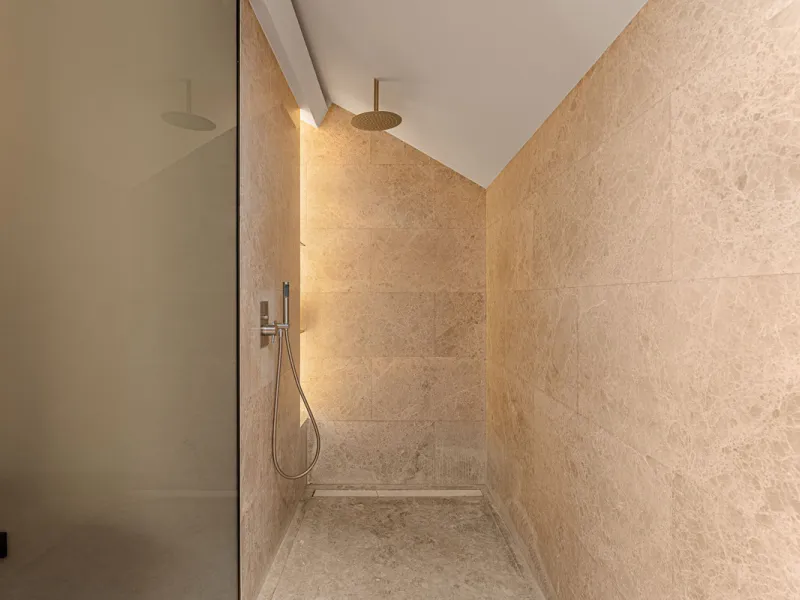 Luxurious three-bedroom duplex Penthouse with en-suite bathrooms for sale in Las Lomas del Rey, a secure and prestigious urbanisation ideally located on Marbella's exclusive Golden Mile. Built in 2006 and recently renovated, this elegant property combines