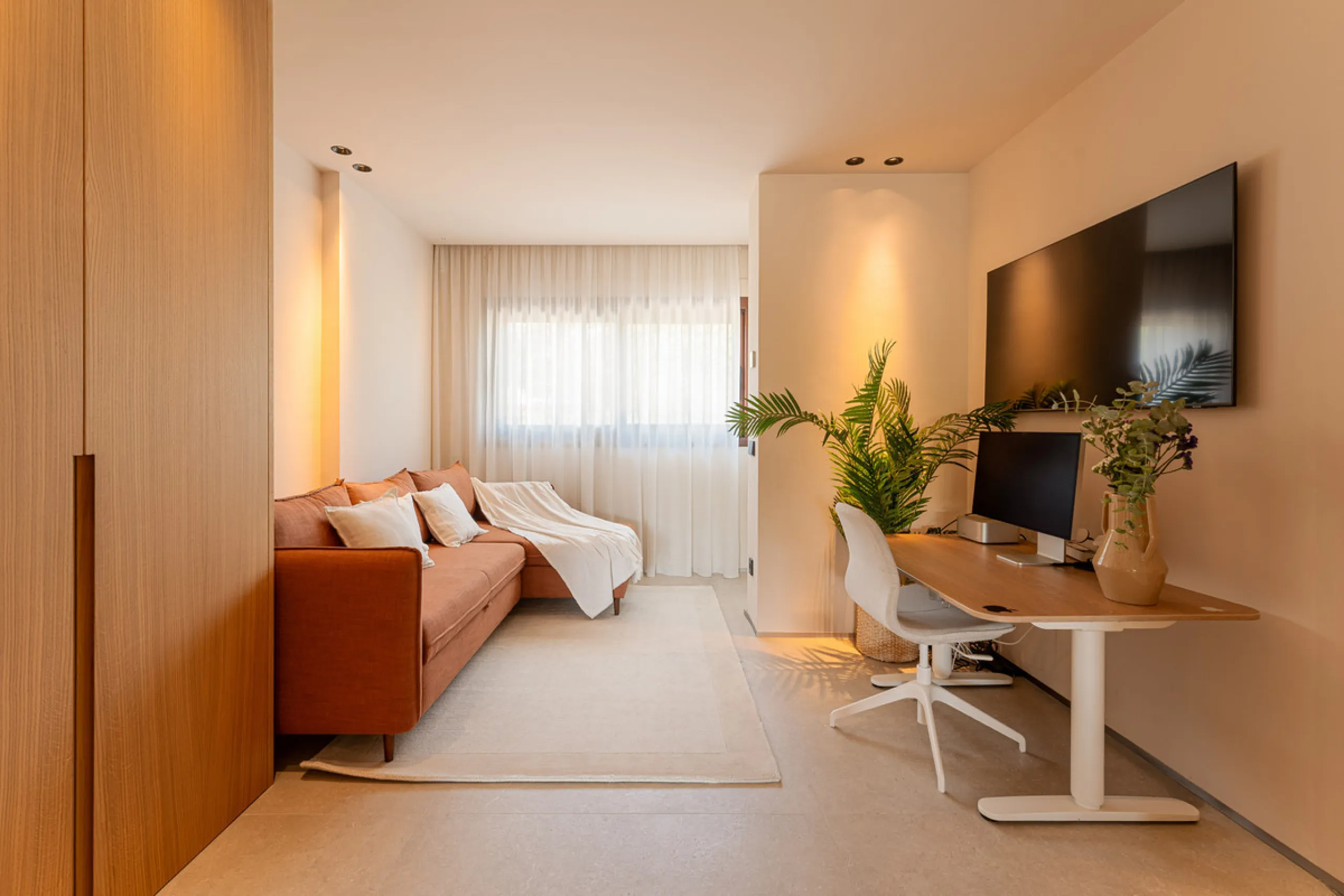 Luxurious three-bedroom duplex Penthouse with en-suite bathrooms for sale in Las Lomas del Rey, a secure and prestigious urbanisation ideally located on Marbella's exclusive Golden Mile. Built in 2006 and recently renovated, this elegant property combines