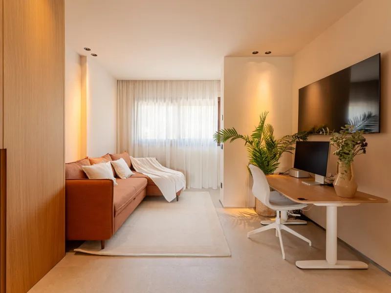 Luxurious three-bedroom duplex Penthouse with en-suite bathrooms for sale in Las Lomas del Rey, a secure and prestigious urbanisation ideally located on Marbella's exclusive Golden Mile. Built in 2006 and recently renovated, this elegant property combines