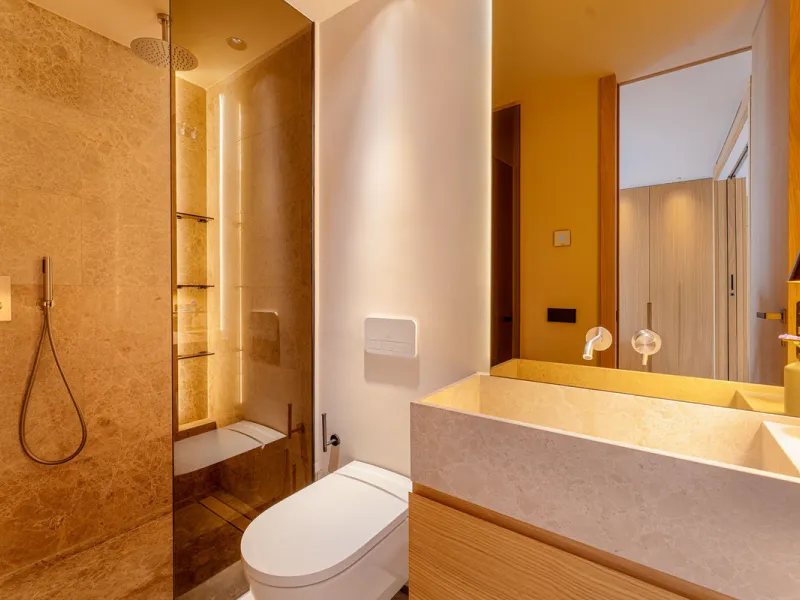 Luxurious three-bedroom duplex Penthouse with en-suite bathrooms for sale in Las Lomas del Rey, a secure and prestigious urbanisation ideally located on Marbella's exclusive Golden Mile. Built in 2006 and recently renovated, this elegant property combines