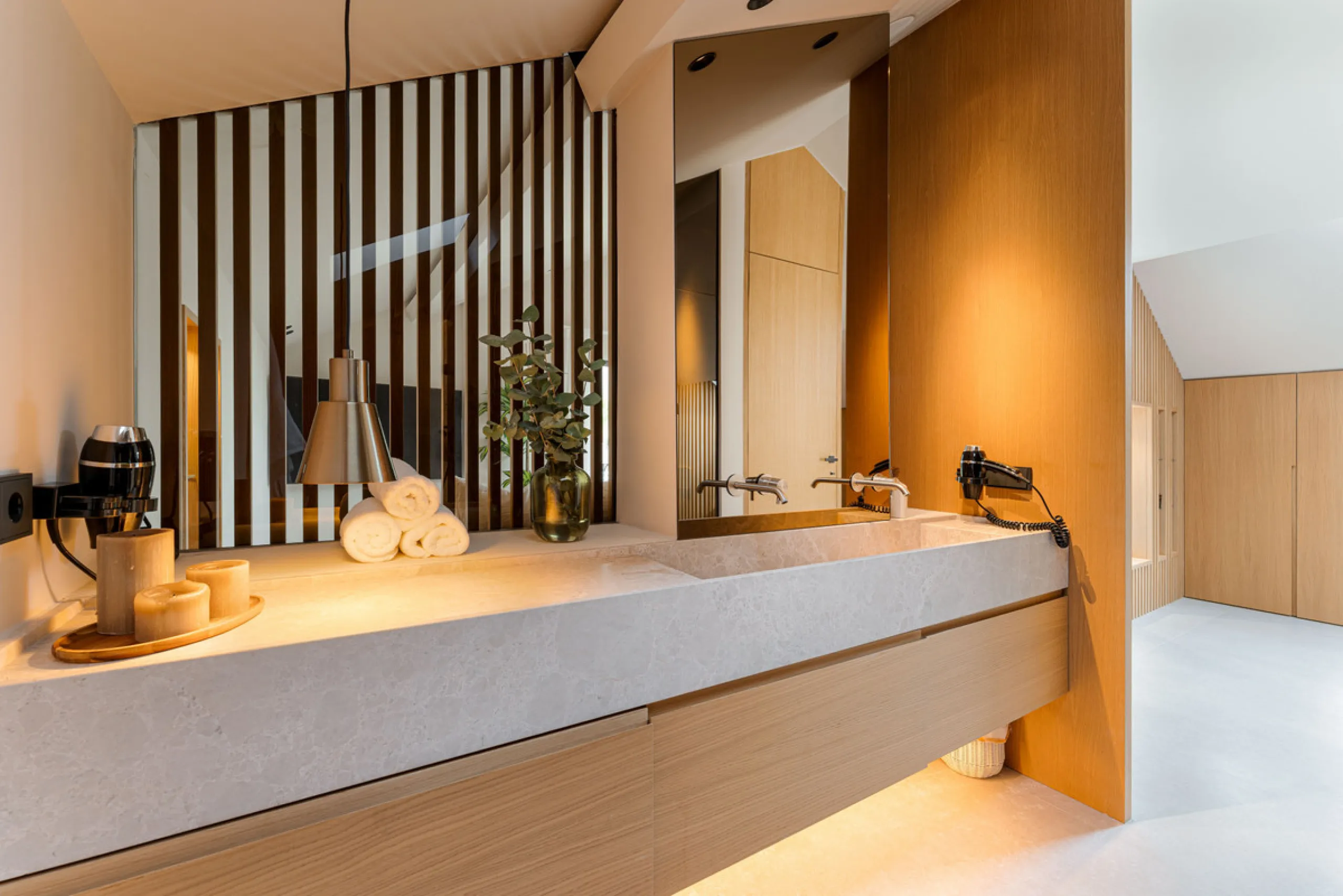 Luxurious three-bedroom duplex Penthouse with en-suite bathrooms for sale in Las Lomas del Rey, a secure and prestigious urbanisation ideally located on Marbella's exclusive Golden Mile. Built in 2006 and recently renovated, this elegant property combines
