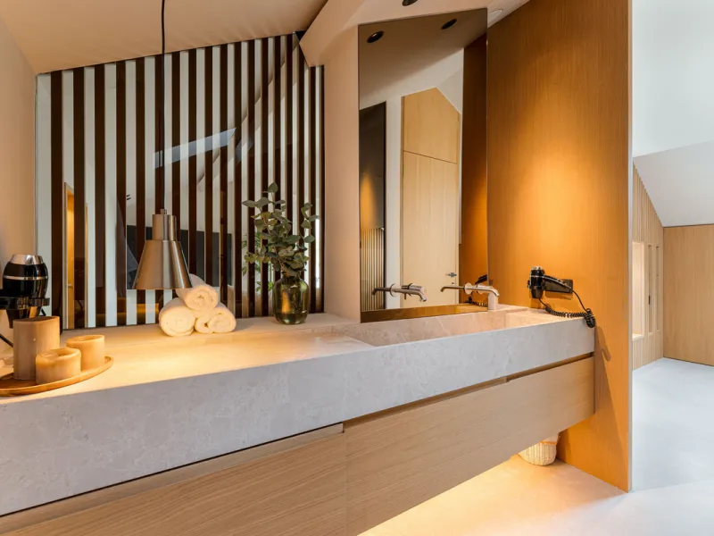 Luxurious three-bedroom duplex Penthouse with en-suite bathrooms for sale in Las Lomas del Rey, a secure and prestigious urbanisation ideally located on Marbella's exclusive Golden Mile. Built in 2006 and recently renovated, this elegant property combines