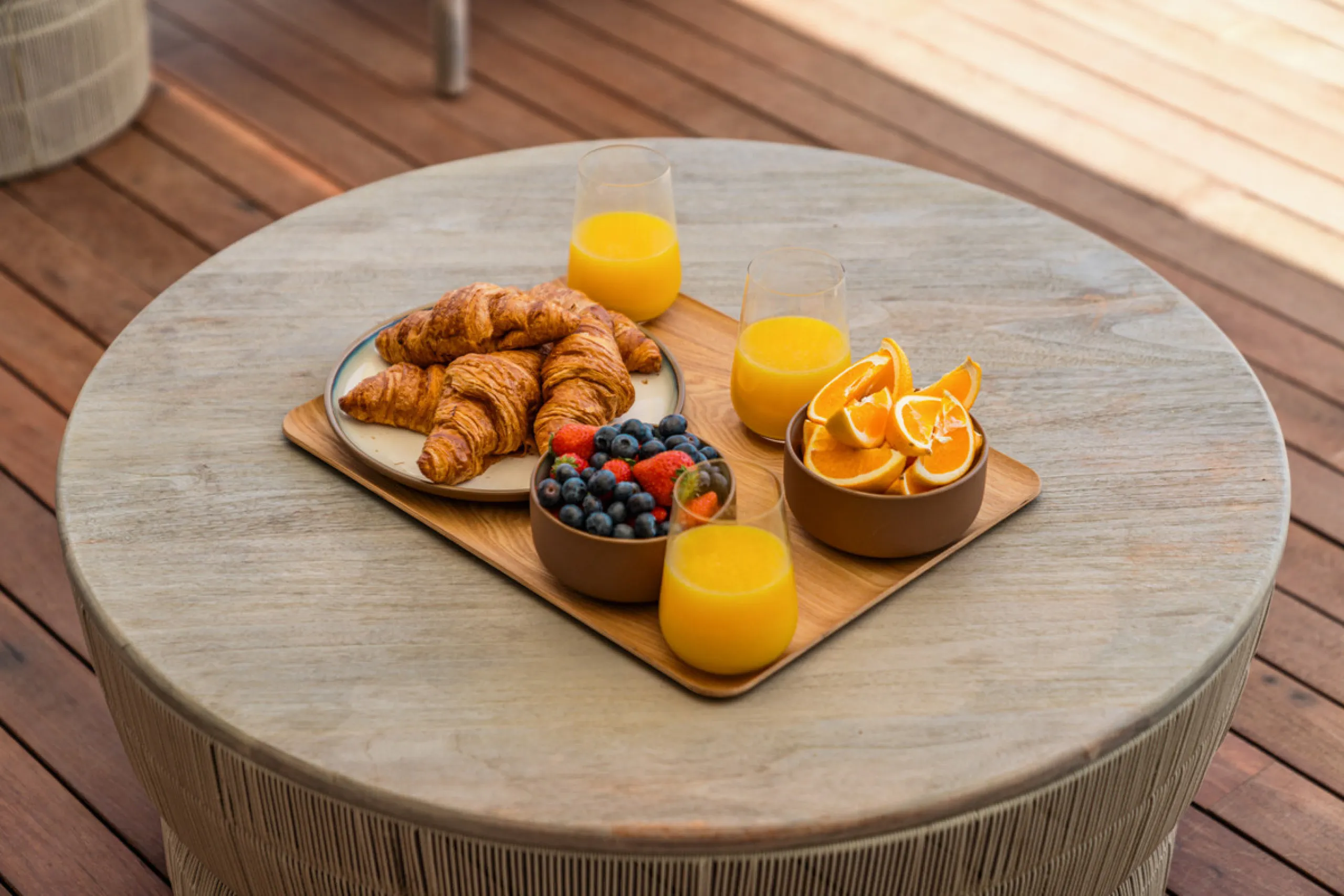 Luxurious three-bedroom duplex Penthouse with en-suite bathrooms for sale in Las Lomas del Rey, a secure and prestigious urbanisation ideally located on Marbella's exclusive Golden Mile. Built in 2006 and recently renovated, this elegant property combines