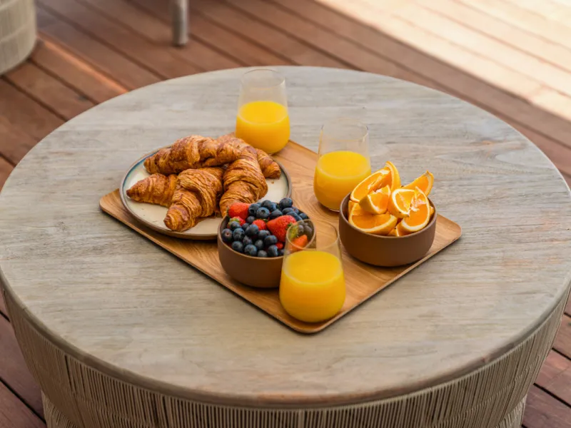 Luxurious three-bedroom duplex Penthouse with en-suite bathrooms for sale in Las Lomas del Rey, a secure and prestigious urbanisation ideally located on Marbella's exclusive Golden Mile. Built in 2006 and recently renovated, this elegant property combines