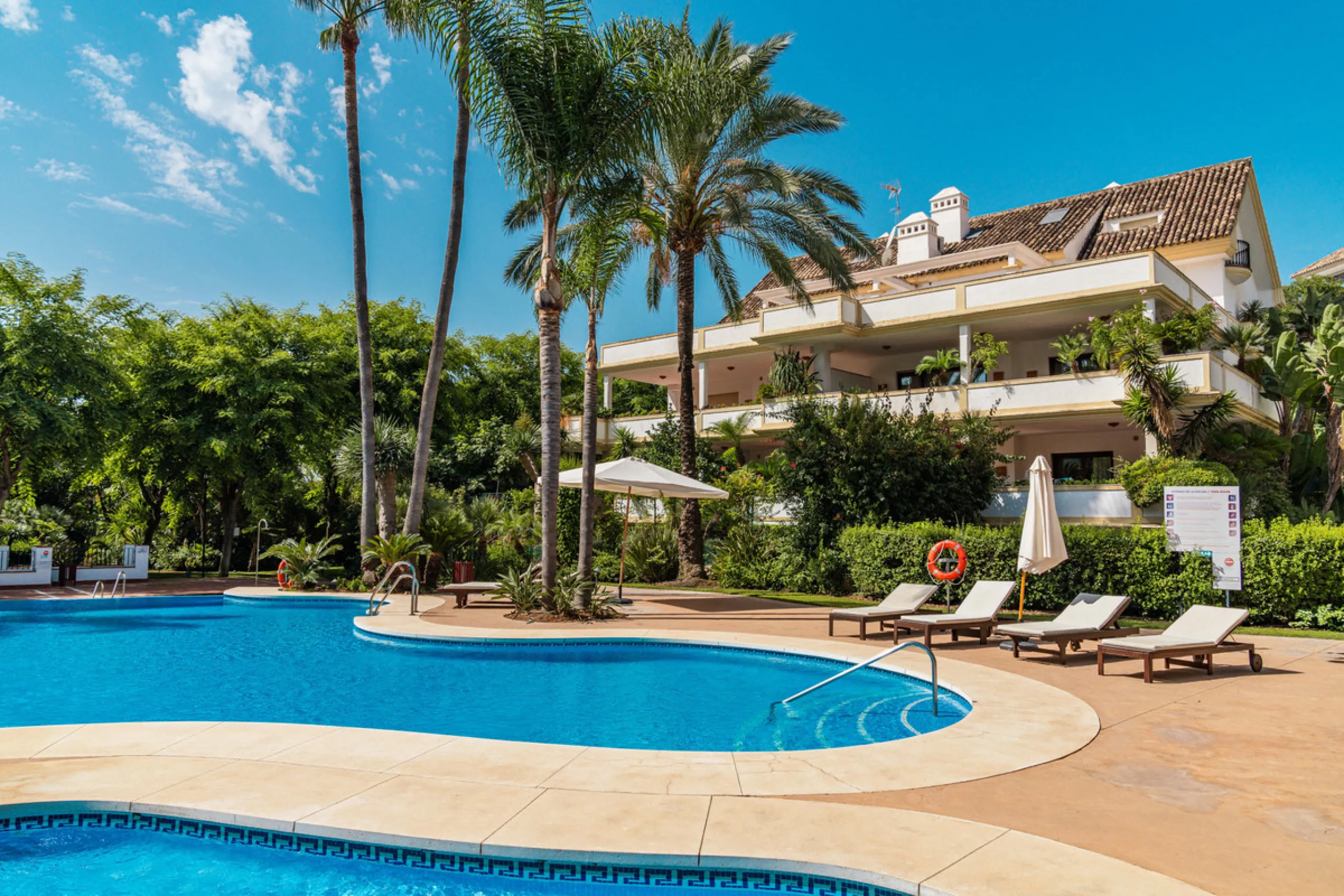 Luxurious three-bedroom duplex Penthouse with en-suite bathrooms for sale in Las Lomas del Rey, a secure and prestigious urbanisation ideally located on Marbella's exclusive Golden Mile. Built in 2006 and recently renovated, this elegant property combines