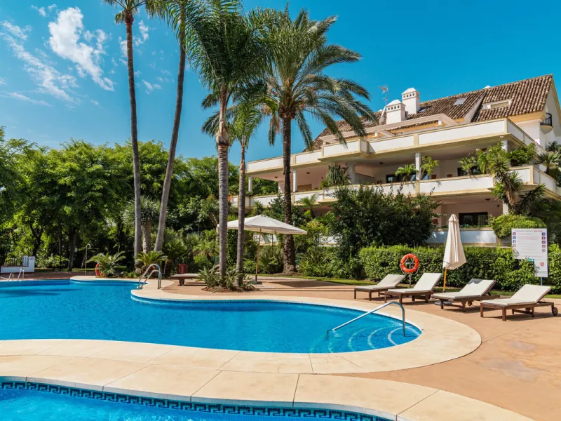 Luxurious three-bedroom duplex Penthouse with en-suite bathrooms for sale in Las Lomas del Rey, a secure and prestigious urbanisation ideally located on Marbella's exclusive Golden Mile. Built in 2006 and recently renovated, this elegant property combines