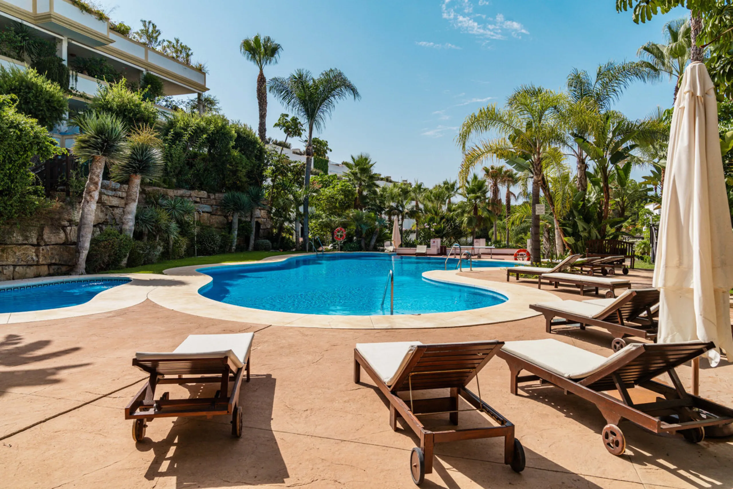 Luxurious three-bedroom duplex Penthouse with en-suite bathrooms for sale in Las Lomas del Rey, a secure and prestigious urbanisation ideally located on Marbella's exclusive Golden Mile. Built in 2006 and recently renovated, this elegant property combines