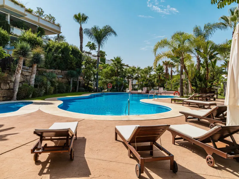 Luxurious three-bedroom duplex Penthouse with en-suite bathrooms for sale in Las Lomas del Rey, a secure and prestigious urbanisation ideally located on Marbella's exclusive Golden Mile. Built in 2006 and recently renovated, this elegant property combines