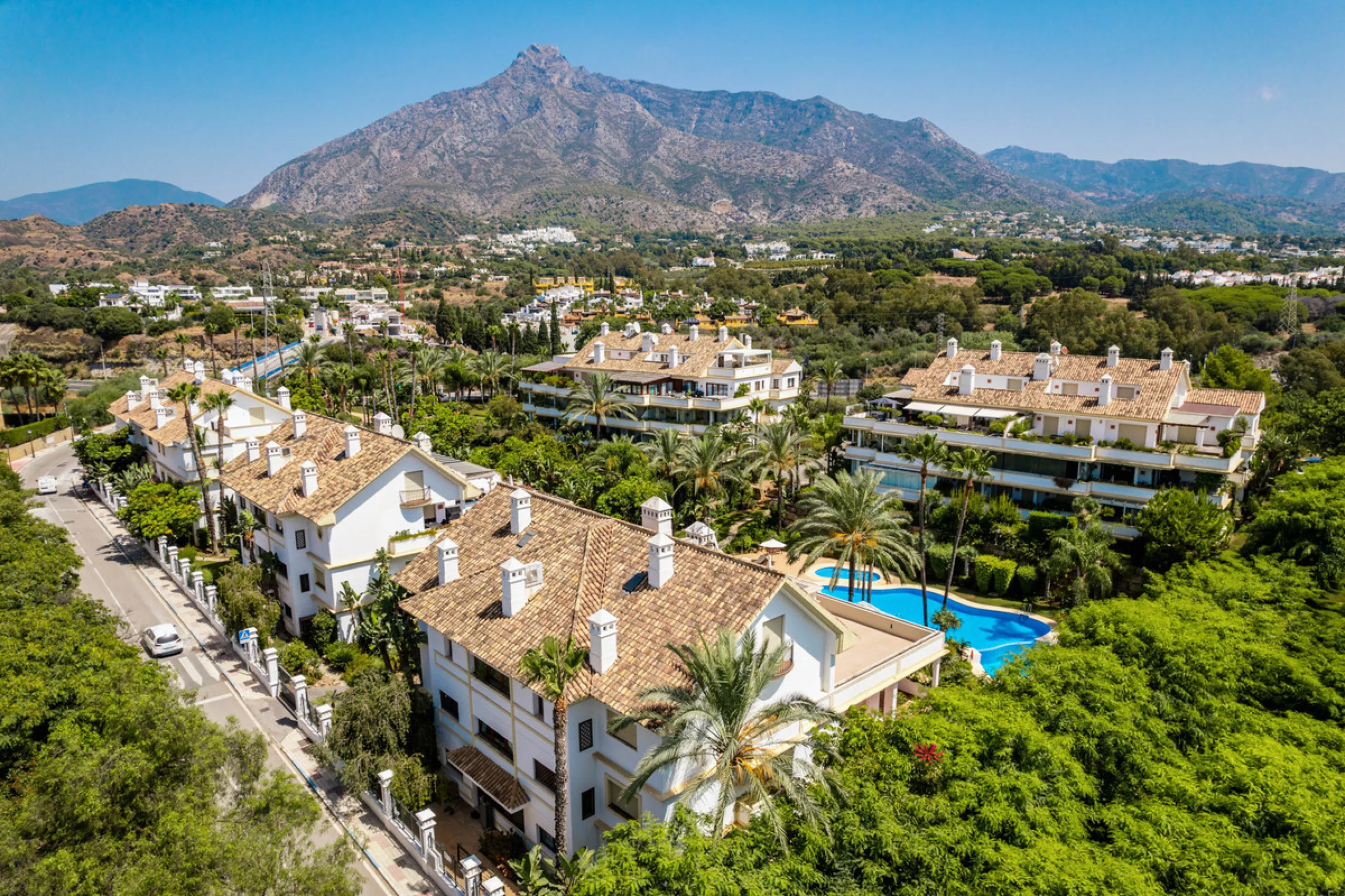 Luxurious three-bedroom duplex Penthouse with en-suite bathrooms for sale in Las Lomas del Rey, a secure and prestigious urbanisation ideally located on Marbella's exclusive Golden Mile. Built in 2006 and recently renovated, this elegant property combines