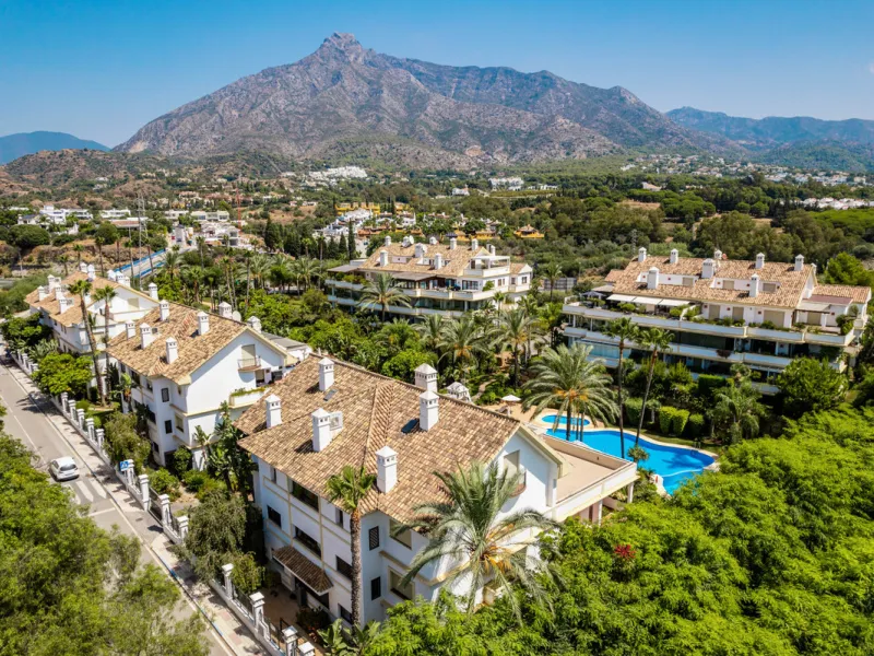 Luxurious three-bedroom duplex Penthouse with en-suite bathrooms for sale in Las Lomas del Rey, a secure and prestigious urbanisation ideally located on Marbella's exclusive Golden Mile. Built in 2006 and recently renovated, this elegant property combines