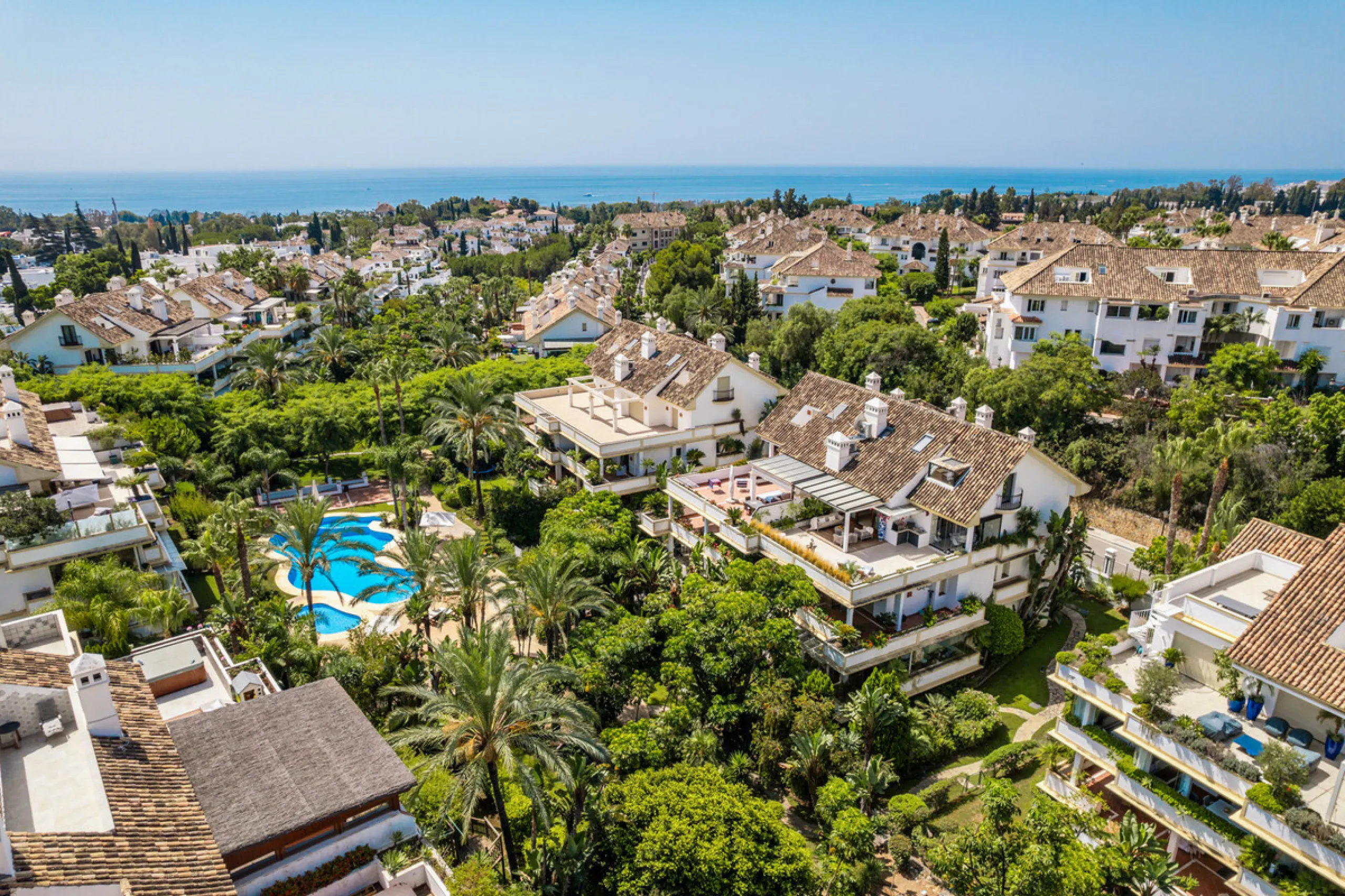 Luxurious three-bedroom duplex Penthouse with en-suite bathrooms for sale in Las Lomas del Rey, a secure and prestigious urbanisation ideally located on Marbella's exclusive Golden Mile. Built in 2006 and recently renovated, this elegant property combines