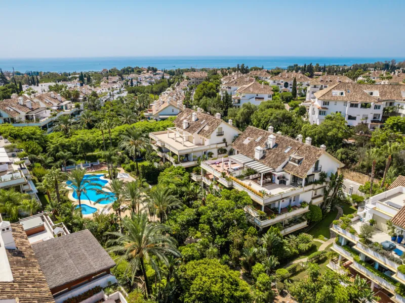 Luxurious three-bedroom duplex Penthouse with en-suite bathrooms for sale in Las Lomas del Rey, a secure and prestigious urbanisation ideally located on Marbella's exclusive Golden Mile. Built in 2006 and recently renovated, this elegant property combines