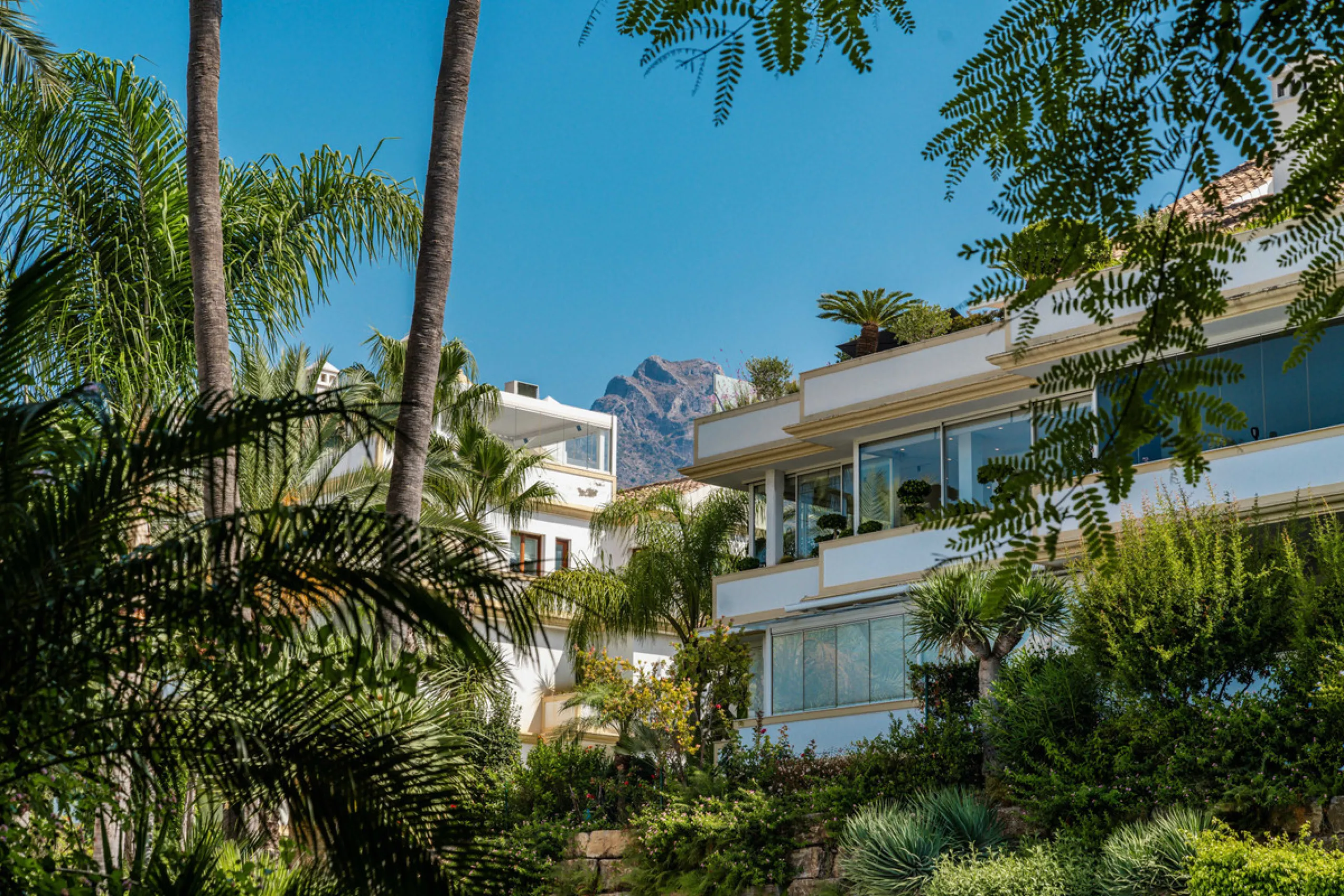 Luxurious three-bedroom duplex Penthouse with en-suite bathrooms for sale in Las Lomas del Rey, a secure and prestigious urbanisation ideally located on Marbella's exclusive Golden Mile. Built in 2006 and recently renovated, this elegant property combines