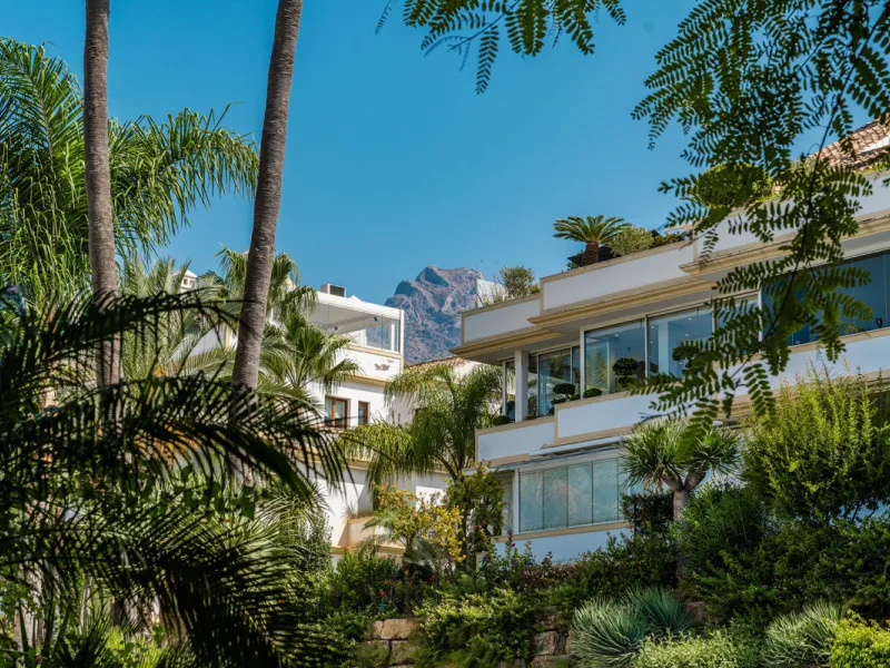 Luxurious three-bedroom duplex Penthouse with en-suite bathrooms for sale in Las Lomas del Rey, a secure and prestigious urbanisation ideally located on Marbella's exclusive Golden Mile. Built in 2006 and recently renovated, this elegant property combines
