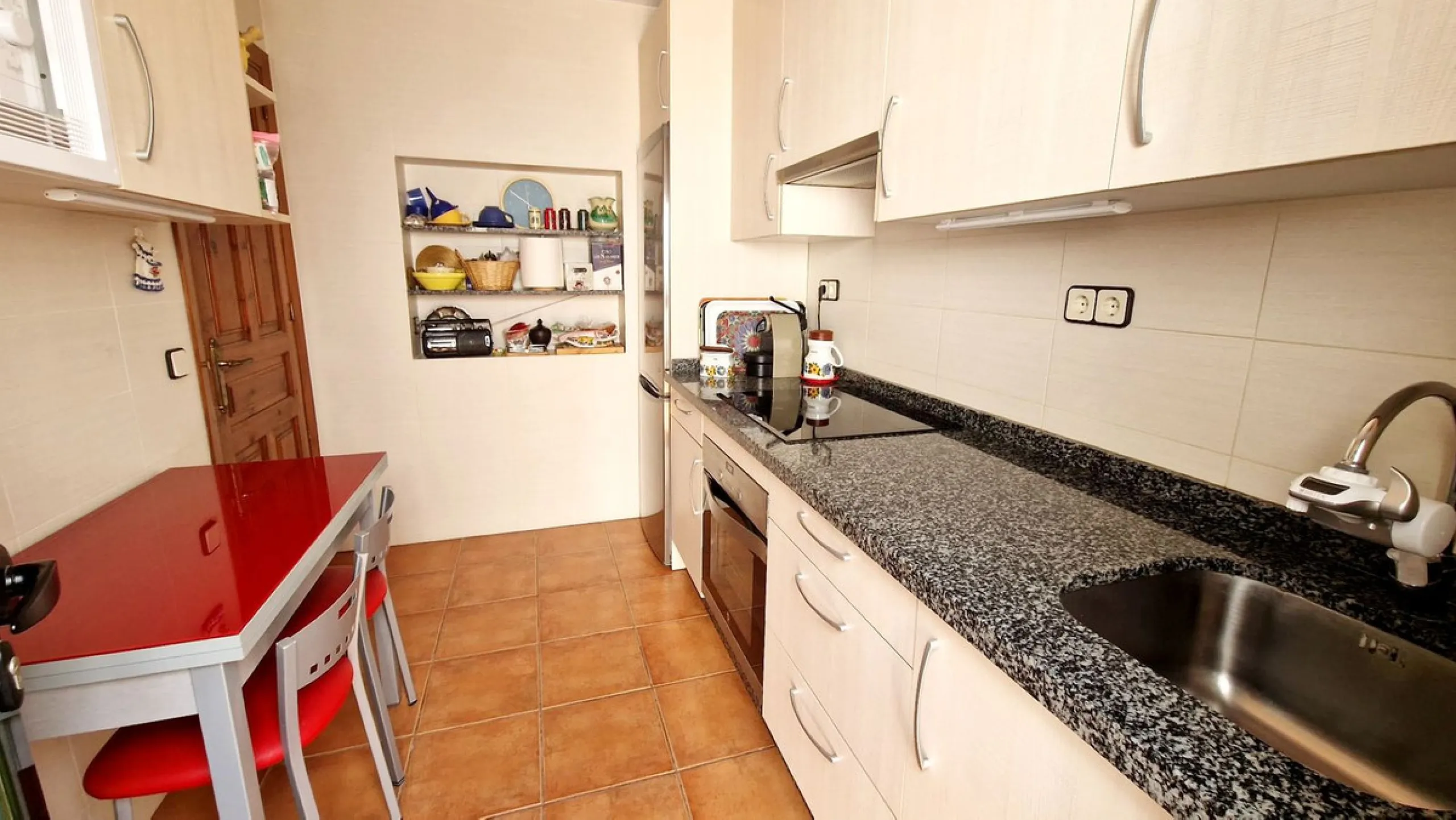 Partially renovated townhouse in Mijas with panoramic views. Spread over 3 floors, it features 3 bedrooms, terraces on every level, a solarium, modern kitchen, and BBQ terrace. Community pool & gardens included. Peaceful location just 5 minutes from town!
