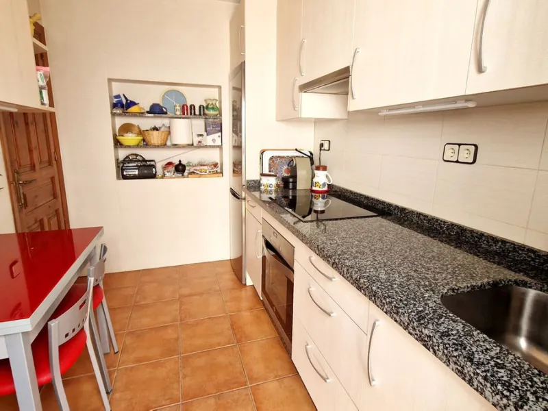 Partially renovated townhouse in Mijas with panoramic views. Spread over 3 floors, it features 3 bedrooms, terraces on every level, a solarium, modern kitchen, and BBQ terrace. Community pool & gardens included. Peaceful location just 5 minutes from town!