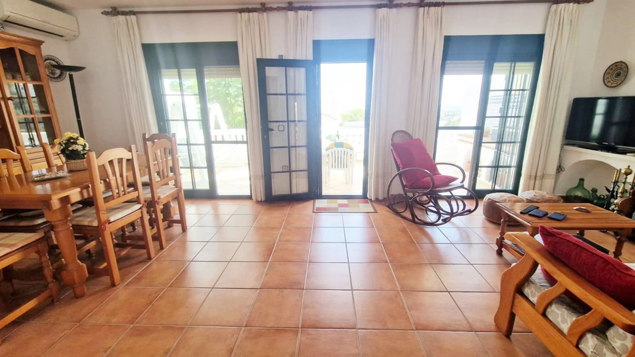 Partially renovated townhouse in Mijas with panoramic views. Spread over 3 floors, it features 3 bedrooms, terraces on every level, a solarium, modern kitchen, and BBQ terrace. Community pool & gardens included. Peaceful location just 5 minutes from town!