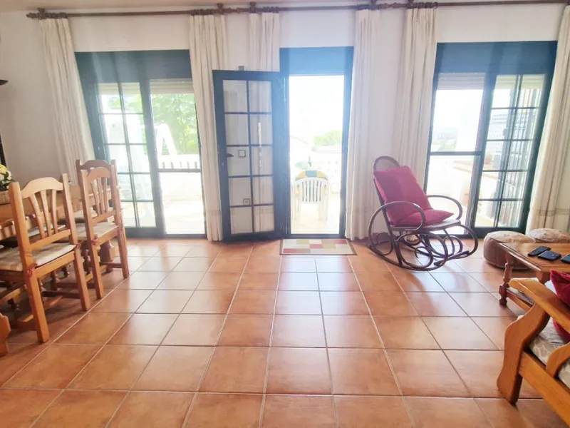 Partially renovated townhouse in Mijas with panoramic views. Spread over 3 floors, it features 3 bedrooms, terraces on every level, a solarium, modern kitchen, and BBQ terrace. Community pool & gardens included. Peaceful location just 5 minutes from town!