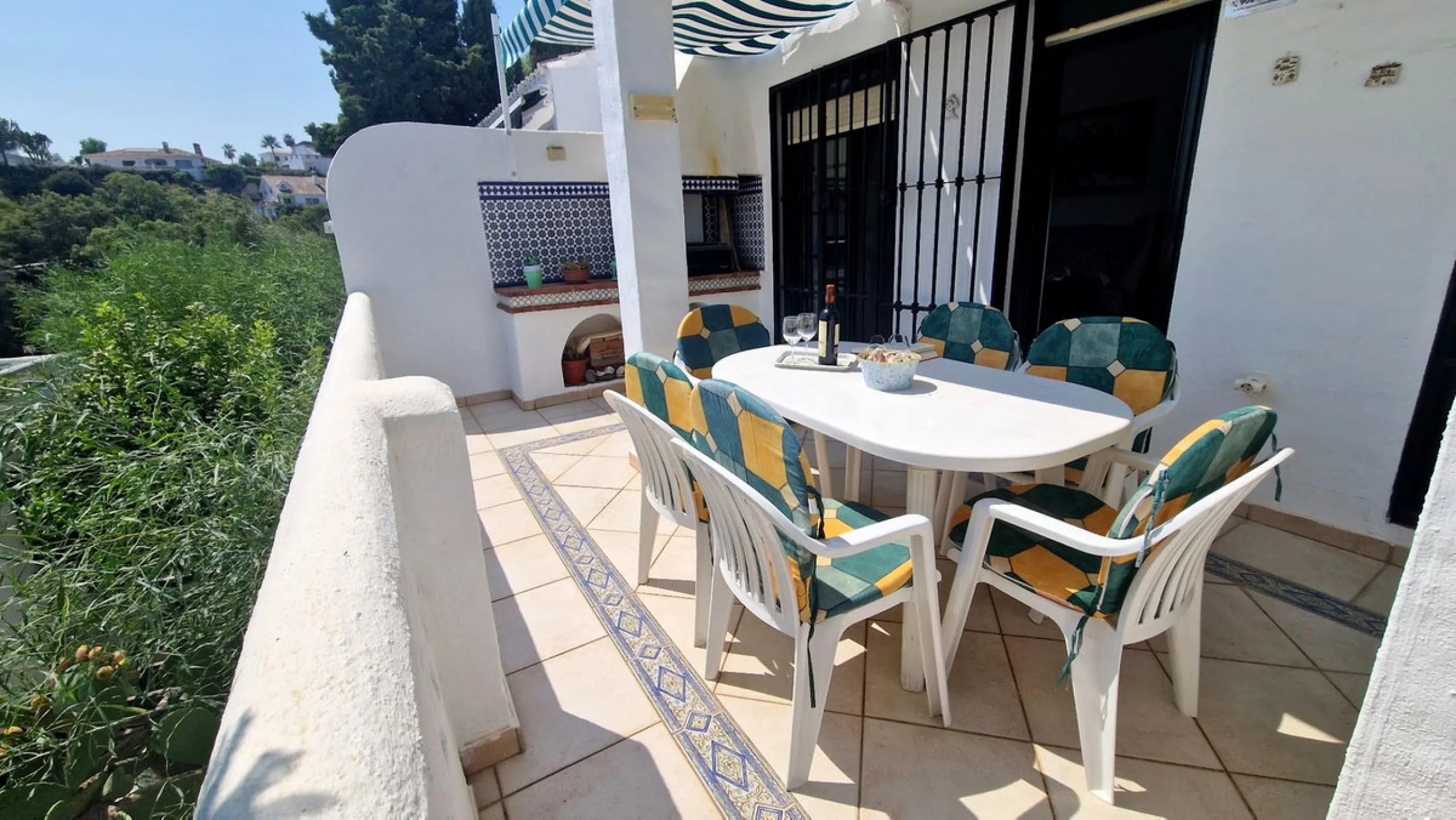 Partially renovated townhouse in Mijas with panoramic views. Spread over 3 floors, it features 3 bedrooms, terraces on every level, a solarium, modern kitchen, and BBQ terrace. Community pool & gardens included. Peaceful location just 5 minutes from town!