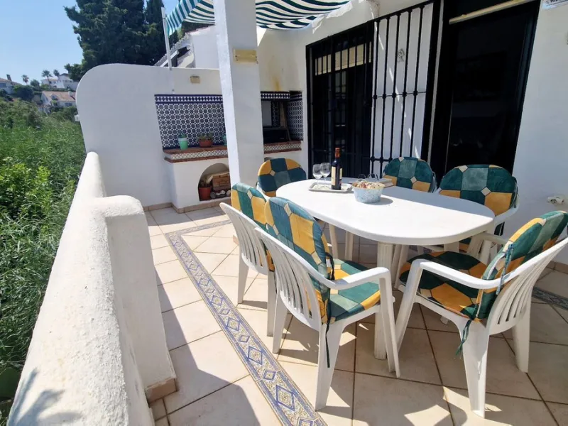 Partially renovated townhouse in Mijas with panoramic views. Spread over 3 floors, it features 3 bedrooms, terraces on every level, a solarium, modern kitchen, and BBQ terrace. Community pool & gardens included. Peaceful location just 5 minutes from town!