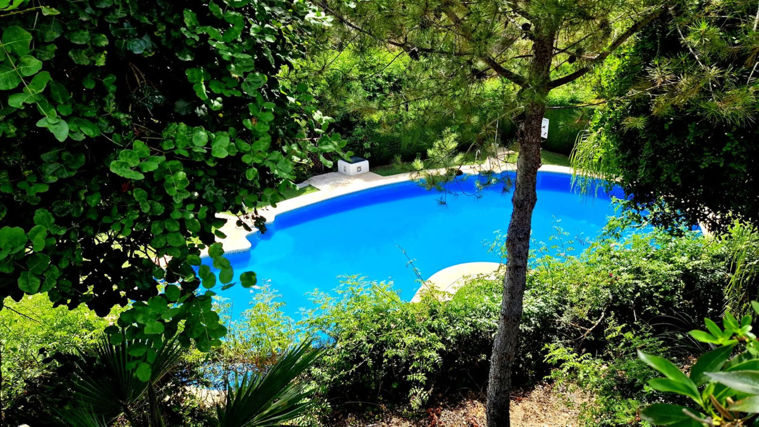 Partially renovated townhouse in Mijas with panoramic views. Spread over 3 floors, it features 3 bedrooms, terraces on every level, a solarium, modern kitchen, and BBQ terrace. Community pool & gardens included. Peaceful location just 5 minutes from town!