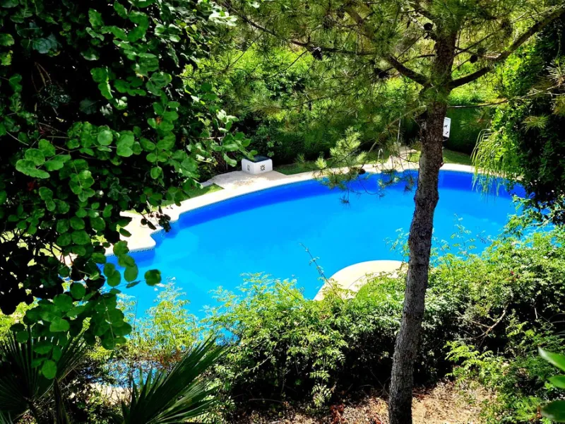 Partially renovated townhouse in Mijas with panoramic views. Spread over 3 floors, it features 3 bedrooms, terraces on every level, a solarium, modern kitchen, and BBQ terrace. Community pool & gardens included. Peaceful location just 5 minutes from town!