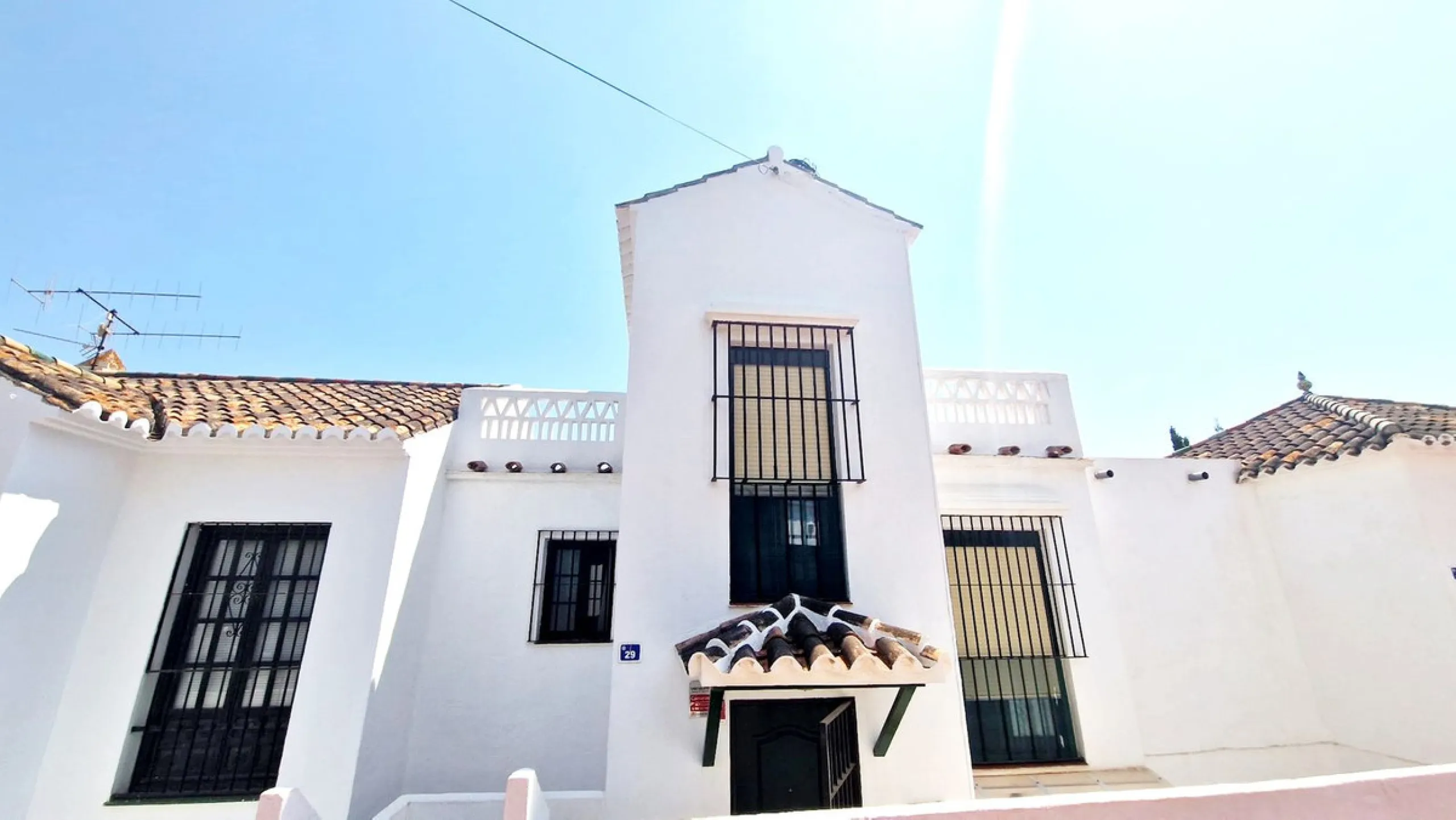 Partially renovated townhouse in Mijas with panoramic views. Spread over 3 floors, it features 3 bedrooms, terraces on every level, a solarium, modern kitchen, and BBQ terrace. Community pool & gardens included. Peaceful location just 5 minutes from town!