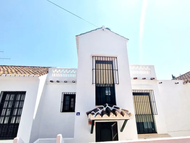 Partially renovated townhouse in Mijas with panoramic views. Spread over 3 floors, it features 3 bedrooms, terraces on every level, a solarium, modern kitchen, and BBQ terrace. Community pool & gardens included. Peaceful location just 5 minutes from town!