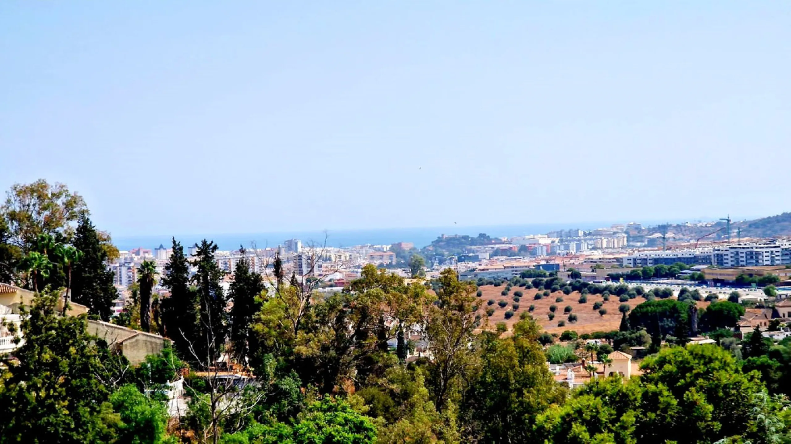 Partially renovated townhouse in Mijas with panoramic views. Spread over 3 floors, it features 3 bedrooms, terraces on every level, a solarium, modern kitchen, and BBQ terrace. Community pool & gardens included. Peaceful location just 5 minutes from town!