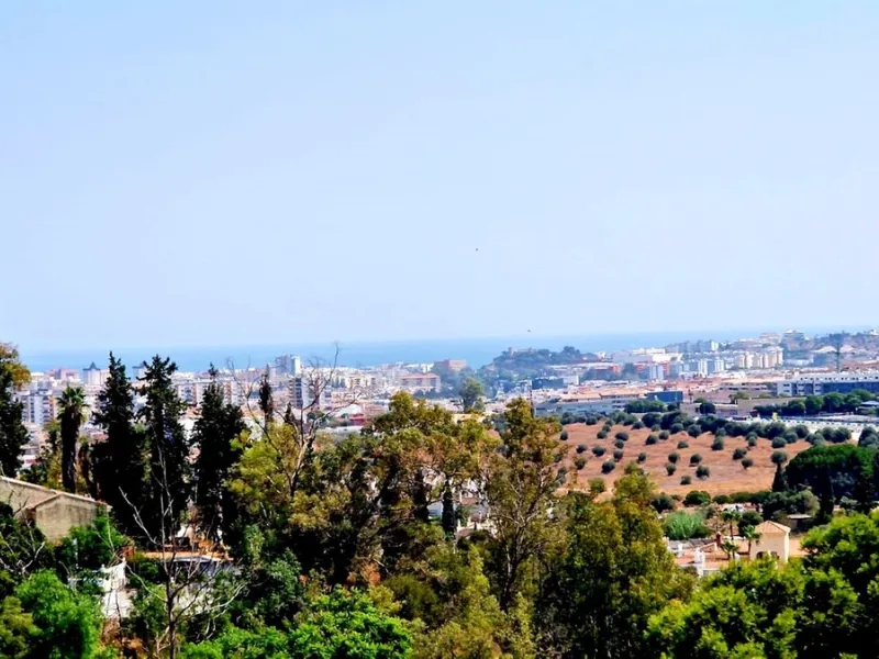 Partially renovated townhouse in Mijas with panoramic views. Spread over 3 floors, it features 3 bedrooms, terraces on every level, a solarium, modern kitchen, and BBQ terrace. Community pool & gardens included. Peaceful location just 5 minutes from town!