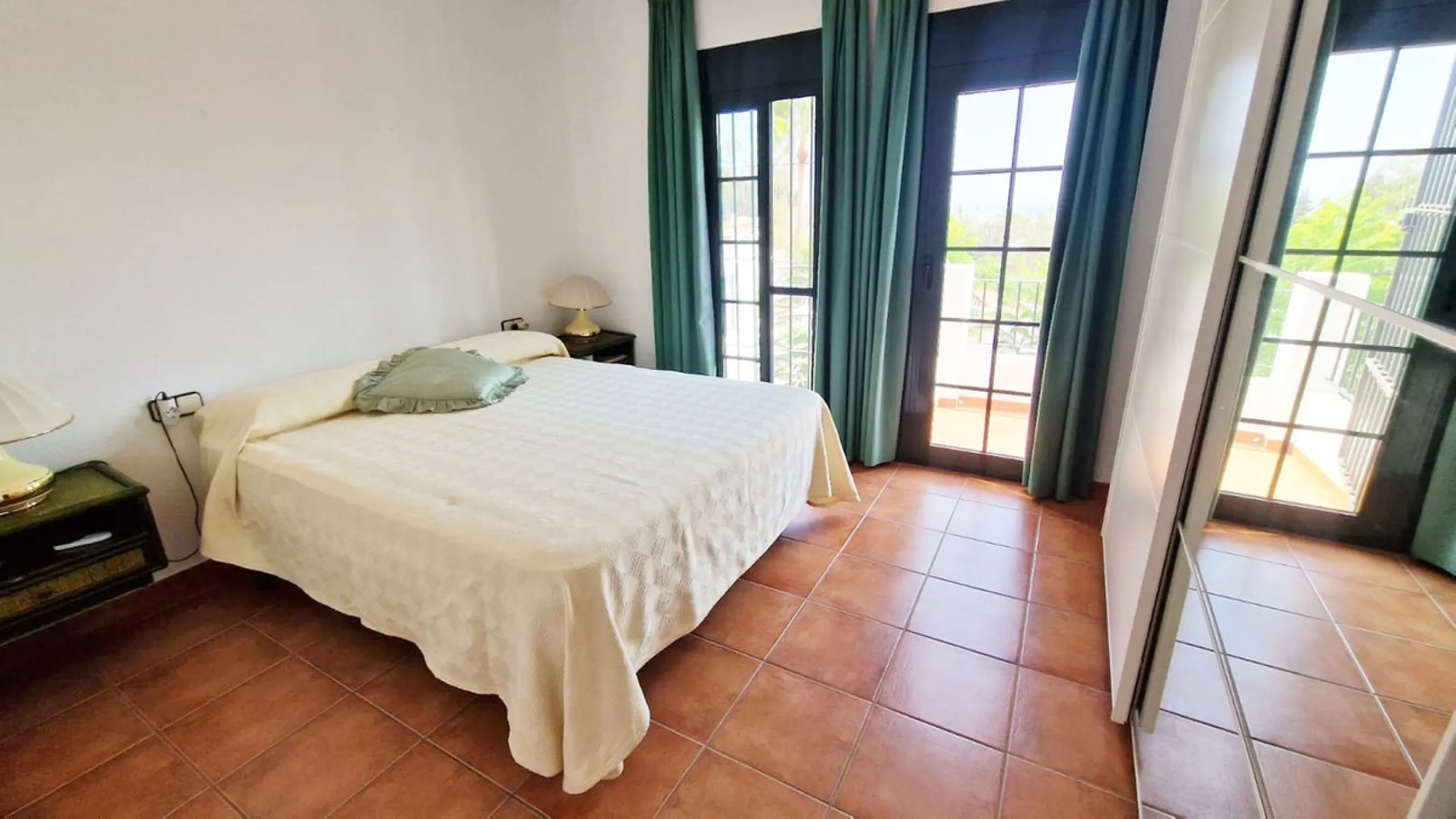 Partially renovated townhouse in Mijas with panoramic views. Spread over 3 floors, it features 3 bedrooms, terraces on every level, a solarium, modern kitchen, and BBQ terrace. Community pool & gardens included. Peaceful location just 5 minutes from town!