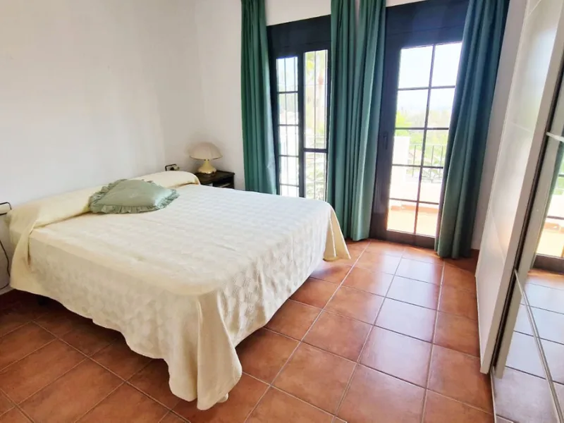 Partially renovated townhouse in Mijas with panoramic views. Spread over 3 floors, it features 3 bedrooms, terraces on every level, a solarium, modern kitchen, and BBQ terrace. Community pool & gardens included. Peaceful location just 5 minutes from town!