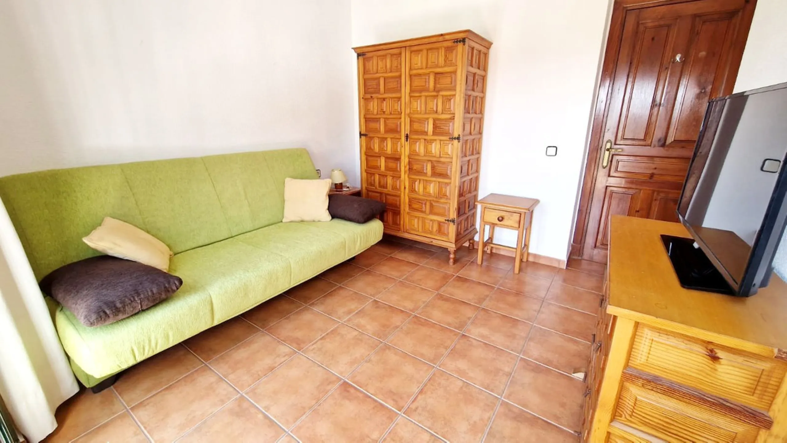 Partially renovated townhouse in Mijas with panoramic views. Spread over 3 floors, it features 3 bedrooms, terraces on every level, a solarium, modern kitchen, and BBQ terrace. Community pool & gardens included. Peaceful location just 5 minutes from town!