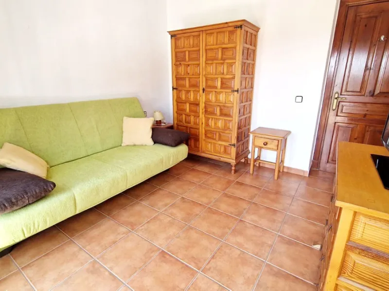 Partially renovated townhouse in Mijas with panoramic views. Spread over 3 floors, it features 3 bedrooms, terraces on every level, a solarium, modern kitchen, and BBQ terrace. Community pool & gardens included. Peaceful location just 5 minutes from town!