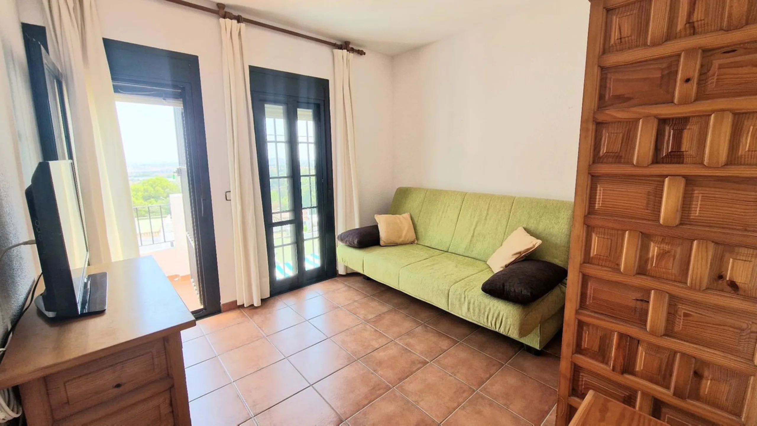 Partially renovated townhouse in Mijas with panoramic views. Spread over 3 floors, it features 3 bedrooms, terraces on every level, a solarium, modern kitchen, and BBQ terrace. Community pool & gardens included. Peaceful location just 5 minutes from town!