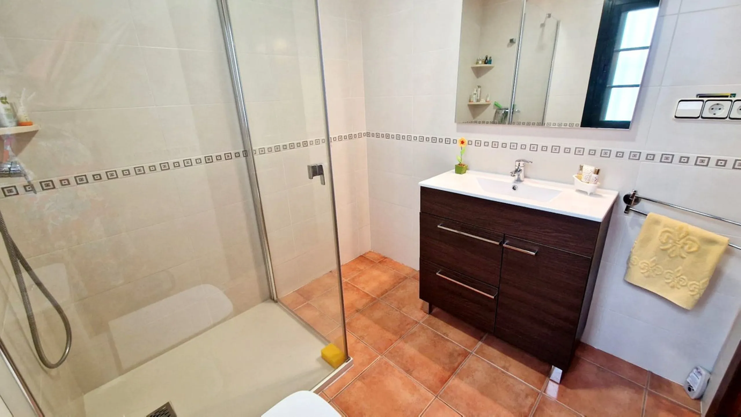 Partially renovated townhouse in Mijas with panoramic views. Spread over 3 floors, it features 3 bedrooms, terraces on every level, a solarium, modern kitchen, and BBQ terrace. Community pool & gardens included. Peaceful location just 5 minutes from town!