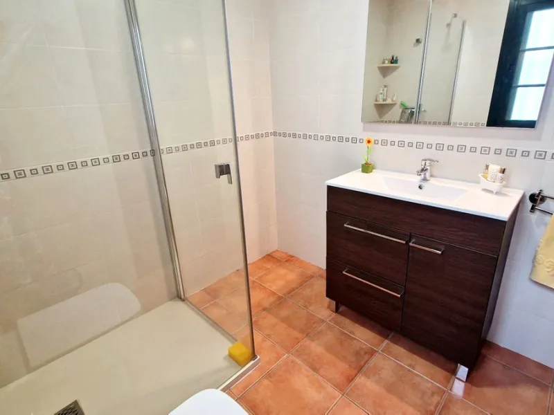 Partially renovated townhouse in Mijas with panoramic views. Spread over 3 floors, it features 3 bedrooms, terraces on every level, a solarium, modern kitchen, and BBQ terrace. Community pool & gardens included. Peaceful location just 5 minutes from town!