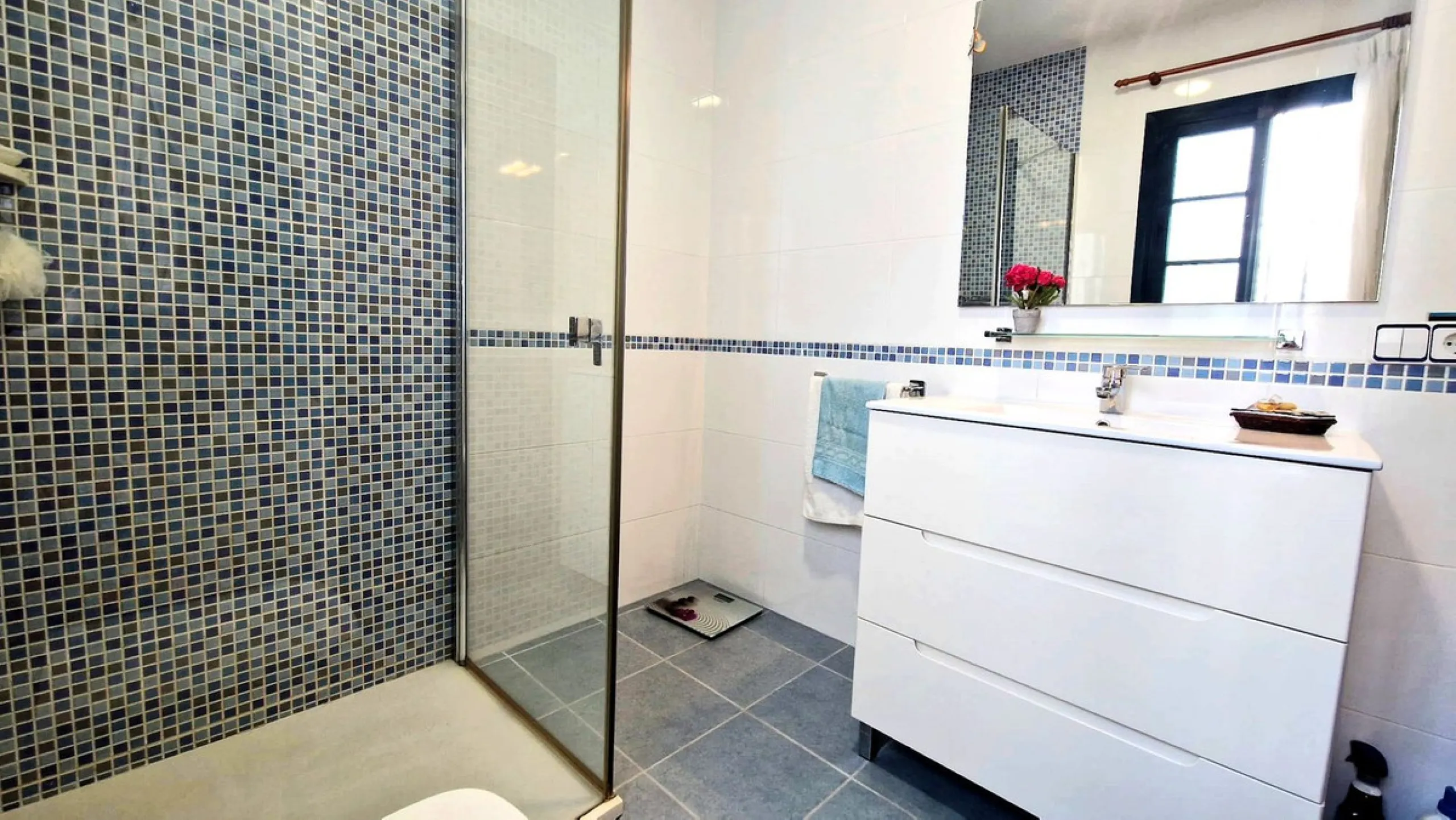 Partially renovated townhouse in Mijas with panoramic views. Spread over 3 floors, it features 3 bedrooms, terraces on every level, a solarium, modern kitchen, and BBQ terrace. Community pool & gardens included. Peaceful location just 5 minutes from town!
