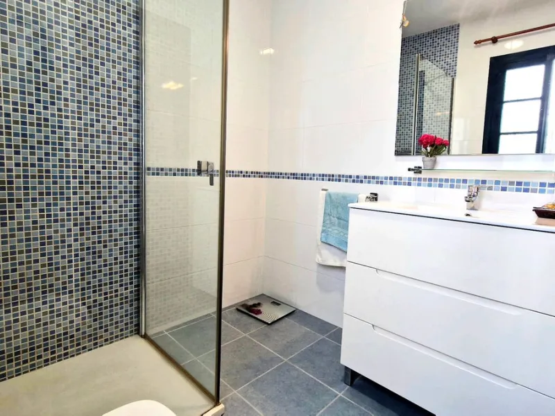 Partially renovated townhouse in Mijas with panoramic views. Spread over 3 floors, it features 3 bedrooms, terraces on every level, a solarium, modern kitchen, and BBQ terrace. Community pool & gardens included. Peaceful location just 5 minutes from town!